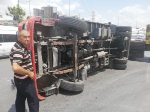 Esenyurt’ta plastik ham madde yüklü kamyon devrildi