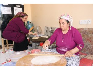 Eşlerine yardımcı olmak isteyen abla ve kız kardeşi gözlemeci dükkanı açtı