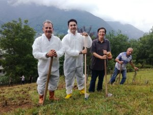 Kaymakam ve Belediye Başkanı kazmayı eline aldı, tarlaya girdi