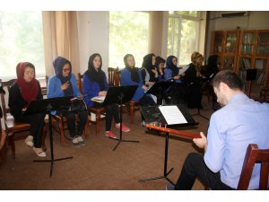 Türk dizilerinden ilham alan Afgan gençler bağlama öğreniyor