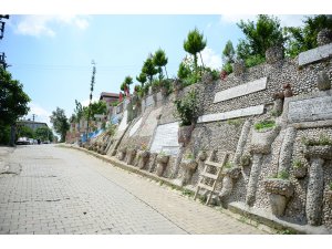 Emekli imam yaşadığı sokağı taşlarla süsledi