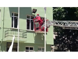 Halk eğitim merkezinde mahsur kalan öğrencileri itfaiye ekipleri kurtardı