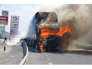 Turgutlu’da saman yüklü tır alev alev yandı