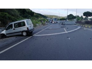 Devrilen karayolları tabelası trafiği aksattı