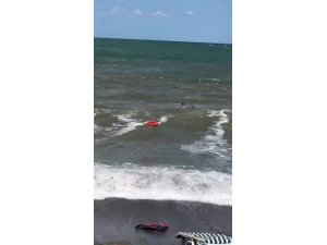 Boğulmak üzere olan genci cankurtaran kurtardı