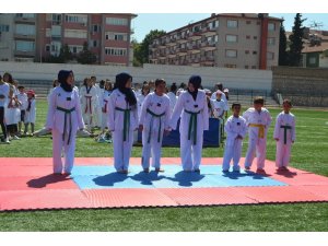 18 branşda açılan yaz spor okullarına 4 Bin 200 kişi başvuru yapıldı.