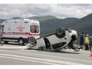 Tosya’da otomobil takla attı: 2 yaralı