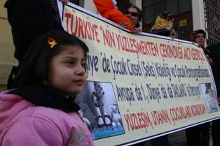 Şefkat-Der'den çocuk istismarı'na protesto