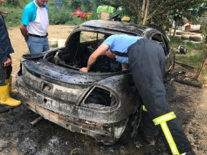 Park halindeki araç birden alev aldı