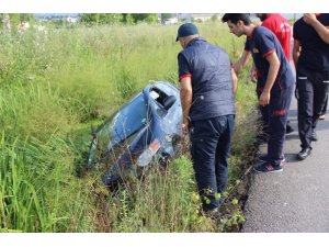 Kontrolden çıkan otomobil yol kenarına devrildi