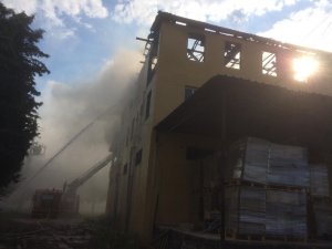 Meyve-sebze ambalajı üreten atölyede yangın