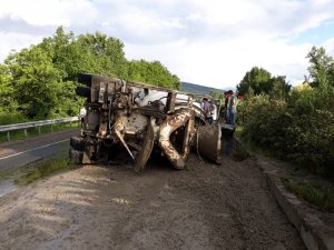 Seyir halindeki beton mikseri devrildi