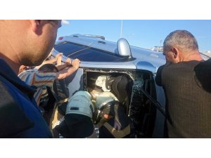 D-100 Karayolunda bariyerlerde asılı kalan otomobilde sıkıştı