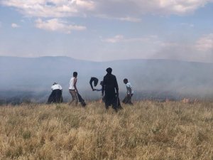 Merada çıkan yangını söndürmek için küçükten büyüğe herkes seferber oldu