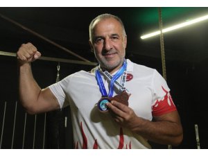 46 yaşında Dünya Kick Boks Kupası 3.’sü