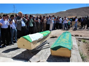 Mezuniyetten dönerken kazada ölen kardeşler toprağa verildi