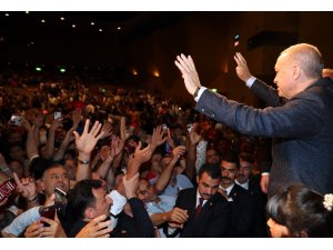 Cumhurbaşkanı Erdoğan Japonya’da Türk vatandaşlarıyla bir araya geldi