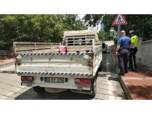 Kamyonetin kasasından düşen anne ve kızı hastanelik oldu