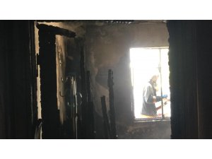 Cinnet getirdi, evi ateşe verdi