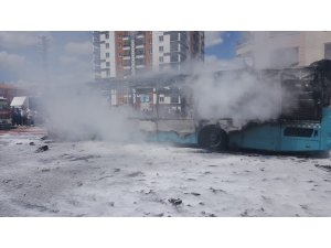 Halk otobüsü seyir halindeyken alev aldı, facianın eşiğinden dönüldü
