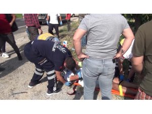 Traktör su kanalına devrildi, baba ve 2 oğlu yaralandı