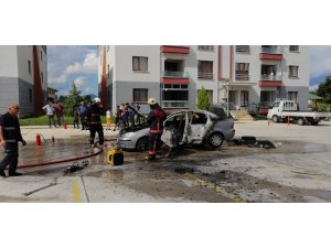 Otomobil bir anda alev topuna döndü