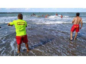 Denizde boğulma tehlikesi geçiren 3 arkadaştan 2’si kurtarıldı