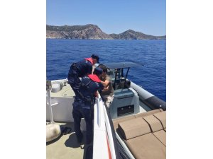 Denizde sürüklenen teknede bulunanlar kurtarıldı