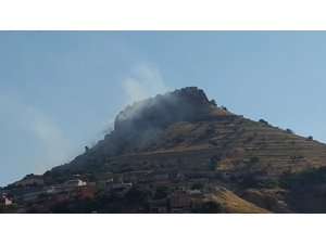 Mardin Kalesi’nde otlar tutuştu, itfaiye yangını söndürmek için seferber oldu