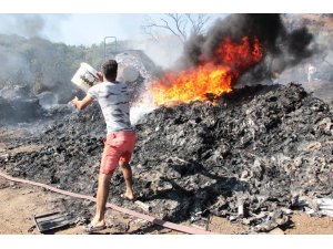 Geri dönüşüm merkezi cayır cayır yandı
