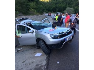 Sinop'ta otomobil istinat duvarına çarptı: 5 yaralı