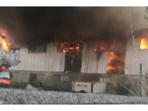 Trafodan çıkan yangın depoyu kül etti