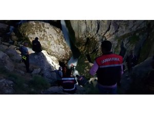 Selfie çeken genç kayalıklardan yuvarlandı