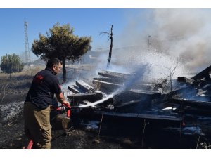 Aliağa’da yol kenarındaki otluk alanda yangın