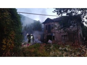 Bahçede yakılan çöp ahşap binayı küle çeviriyordu