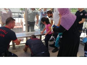 Otobüs beklediği duraktaki banka parmağı sıkışan çocuğu itfaiye kurtardı