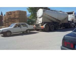 Annesinin elini bırakıp yola çıkan çocuğa otomobil çarptı