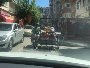 3 tekerlekli motorda 7 kişilik tehlikeli yolculuk