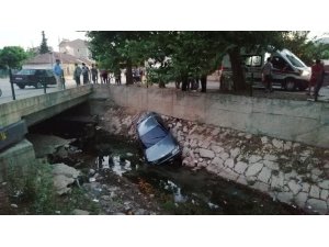Otomobil su kanalına uçtu