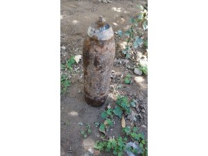 Üzüm bağını süren çiftçinin traktörüne top mermisi takıldı