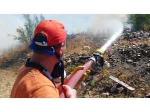 Silifke’de orman yangını yüzünden bazı evler boşaltıldı, yollar trafiğe kapatıldı