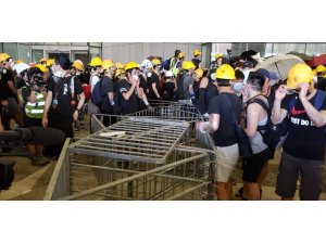 Hong Kong’da suçluların Çin’e iade edilmesini öngören yasa tasarısına karşı çıkan göstericiler, meclis binasına girdi.