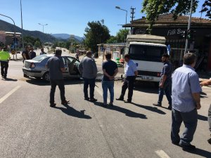 Kırmızı ışıkta geçen otomobil kaza yaptı, 3 yaralı