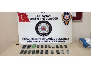 Şüpheli otomobilde kaçak cep telefonları ele geçirildi
