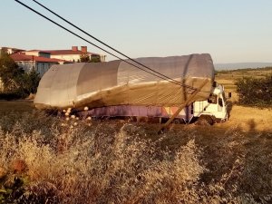 Freni patlayan kamyonu telefon kabloları kurtardı