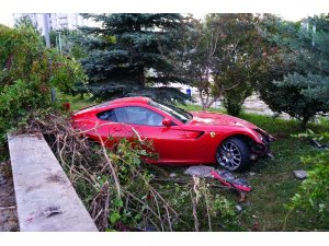 Yoldan çıkan Ferrari okulun bahçesine uçtu
