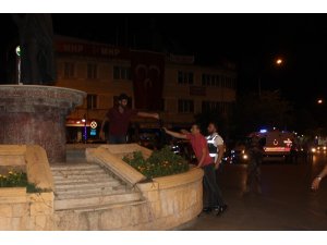 Amcasıyla barışmak için ortalığı birbirine kattı