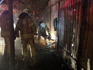 Sancaktepe’de fabrika alev alev yandı