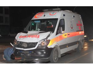 Can kurtarmaya giden 112 ekibi motosiklete çarptı: 2 yaralı