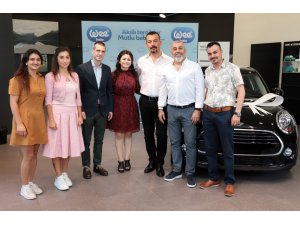 Wee Baby kazanan talihlisine arabasını teslim etti